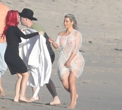 Kim Kardashian foi ao banho com um vestido branco... e ficou com tudo à mostra