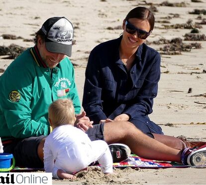 Irina Shayk e Bradley Cooper são a imagem da felicidade com a filha Lea na praia