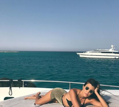 De férias no México, Kourtney Kardashian exibe curvas em pose ousada 