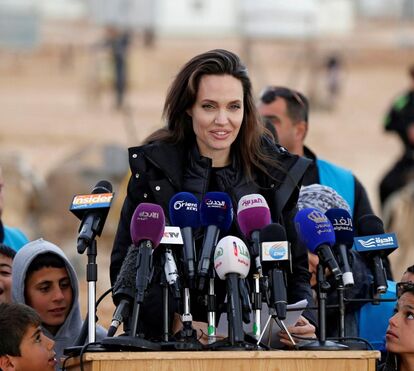 Angelina Jolie mostra drama de campo de refugiados às filhas 