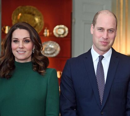 Elegante, Kate exibe a barriguinha em almoço com reis da Suécia