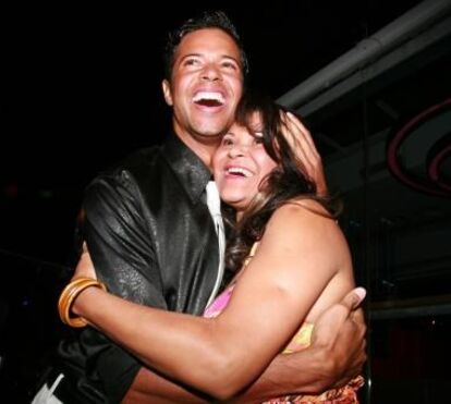 Emoção à flor da pele: mãe de Angélico sente-se mal durante concerto dos D'ZRT