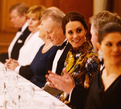Kate Middleton opta por um look dourado em jantar formal 