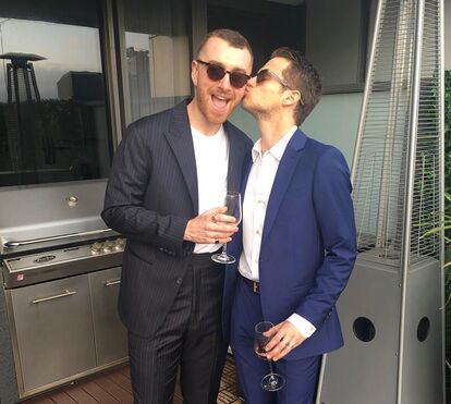 Sam Smith e namorado Brandon Flynn aos beijos na rua 