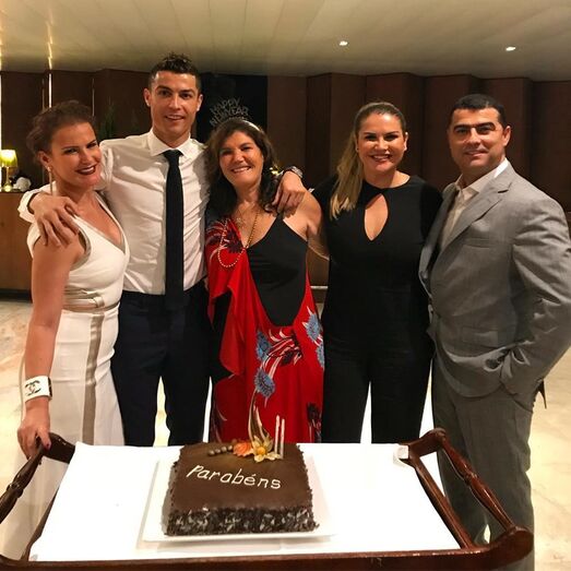 A família cantou os parabéns para Dolores, que fez 63 anos no domingo