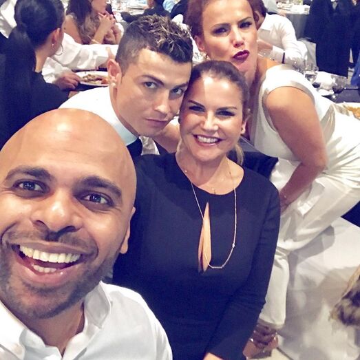 Cristiano Ronaldo com as irmãs Kátia e Elma, e o empresário Ludgero Sousa