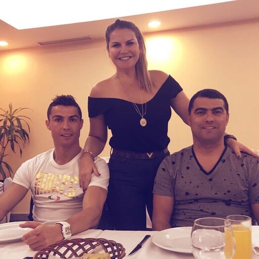 Katia orgulhosa dos dois irmãos no primeiro dia do ano