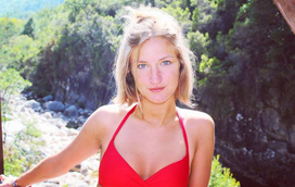 Filha de Alexandra Lencastre dá beijo na boca de amiga e partilha imagem nas redes sociais