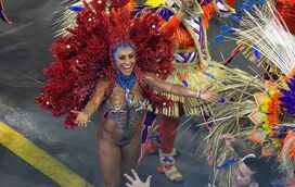 Doente, Sabrina Sato enfrenta todos os obstáculos e arrasa no Carnaval de São Paulo