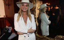 Ousada, Kelly Bailey mostra seios em noite de prémios 