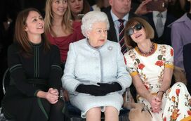 Rainha Isabel II assiste pela primeira vez a desfile de moda