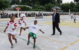 Marcelo Rebelo Sousa joga à bola em São Tomé