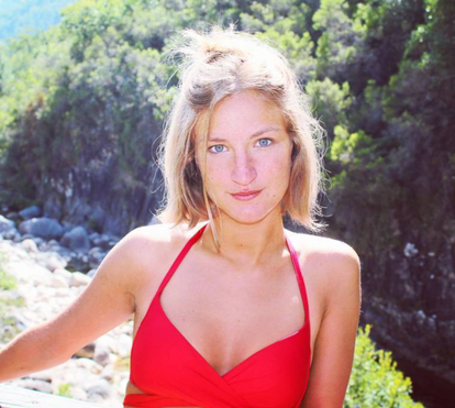 Filha de Alexandra Lencastre dá beijo na boca de amiga e partilha imagem nas redes sociais