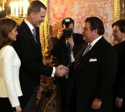 Reis de Espanha prestam homenagem aos embaixadores 