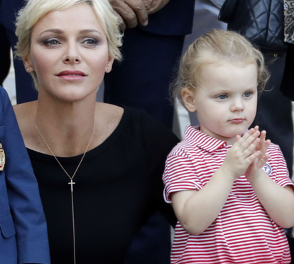 Aos 3 anos, princesa Gabriella do Mónaco estreia-se no esqui