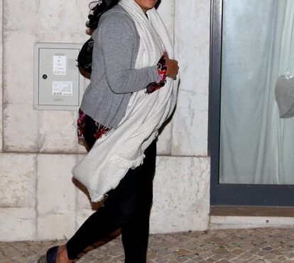 Milionária Isabel dos Santos brinca 'aos pobrezinhos' e viaja no último lugar de voo 'low cost'