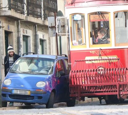 Ups! Salvador Sobral quase impede passagem de elétrico com carro mal estacionado