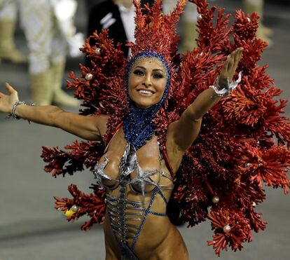 Sabrina Sato brilha no desfile da Gaviões da Fiel, em São Paulo
