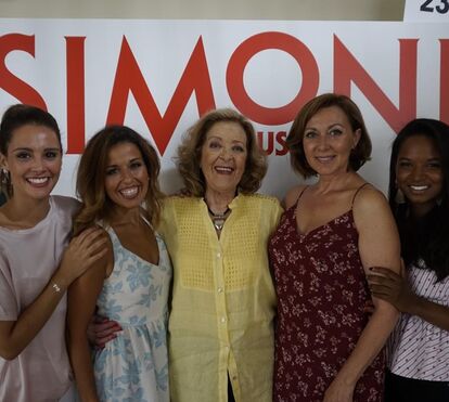 A vida de Simone de Oliveira em imagens