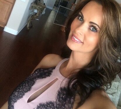 Saiba quem é a ex-coelhinha da Playboy que traiu Melania com Trump 