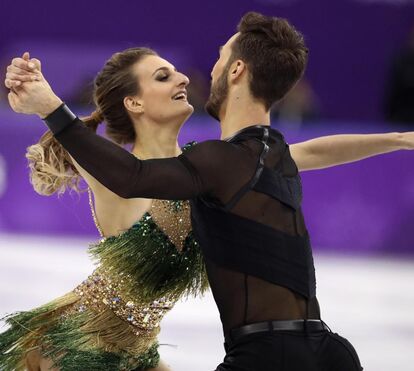 Novo percalço nos Jogo Olímpicos: patinadora francesa sofre 'problema' com o fato