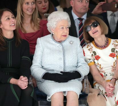 Rainha Isabel II assiste pela primeira vez a desfile de moda