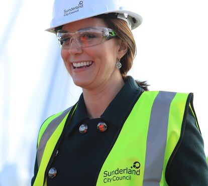 Imparável, Kate Middleton vai a uma de zona de construção e faz uma tatuagem