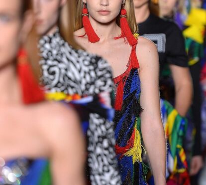 Versace conta com Gigi Hadid e Kaia Gerber em Milão