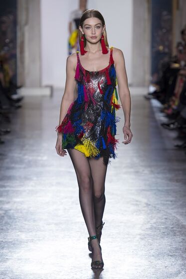 Gigi Hadid, Kaia Gerber, Versace, Milan Fashion Week