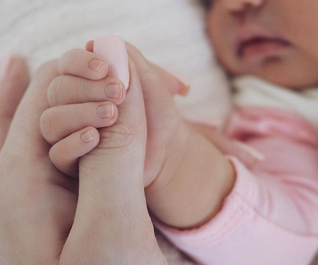 1 - Kylie Jenner mostra a filha Stormi Webster pela 1.ª vez - 16,6 milhões de gostos (partilhada a 6 de fevereiro 2018)