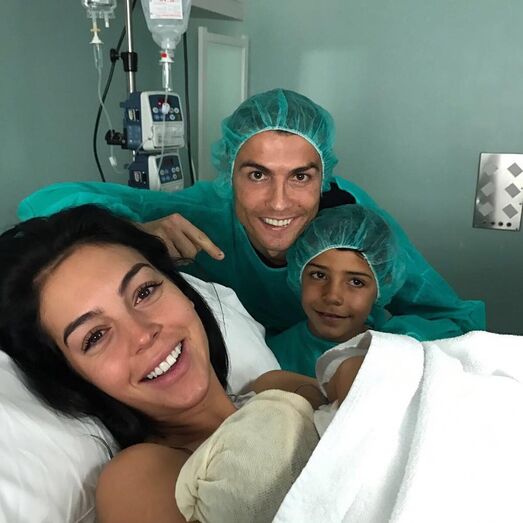 2 - Cristiano Ronaldo mostra-se na maternidade com Georgina Rodríguez e Cristianinho, logo após o nascimento de Alana Martina - 11,3 milhões de gostos (partilhada a 12 de novembro 2017)