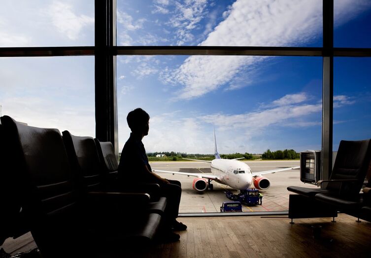 aeroporto, sala de embarque, avião, viagem, viajar