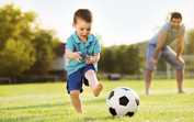 criança, pai, bola, jogar à bola