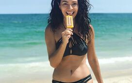 Aos 55 anos, atriz brasileira Claudia Ohana está cada vez mais sensual 