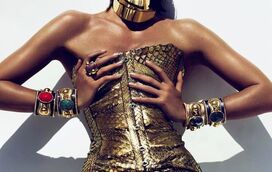 Sexy aos 44 anos, Heidi Klum em dança sensual só de lingerie 