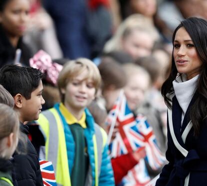 Meghan Markle dispensa flores e bombons no Dia da Mulher e prefere conhecer projetos para meninas