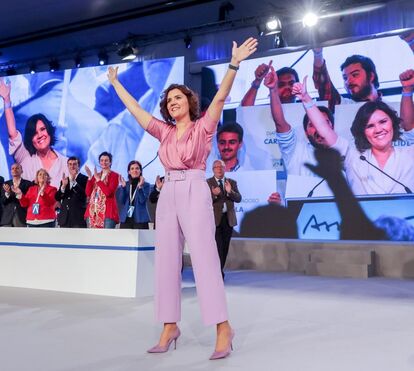 O look em tons lavanda de Assunção Cristas