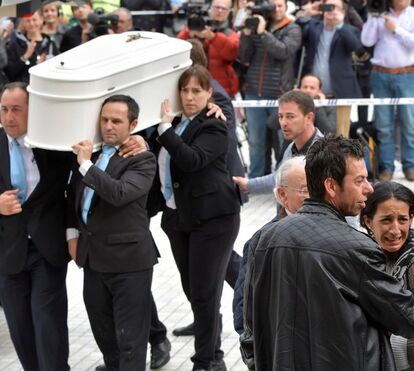 Emoção e muitas lágrimas no velório do pequeno Gabriel