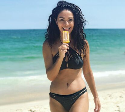Aos 55 anos, atriz brasileira Claudia Ohana está cada vez mais sensual 
