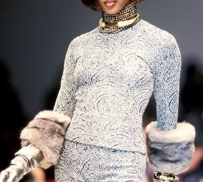 Aos 48 anos, Naomi Campbell posa em topless em nova campanha