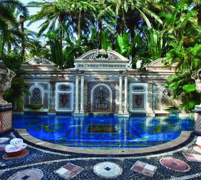 Gostava de dormir na icónica mansão de Gianni Versace? Pode, mas custa 1000 euros por noite 