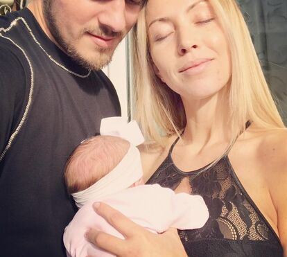 Depois de ser acusada de magreza extrema, Laura Figueiredo mostra-se a amamentar a filha de 14 meses