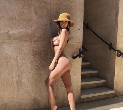 Emily Ratajkwoski mostra-se nua nas redes sociais 