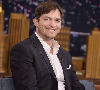 Choque: Ashton Kutcher assume que falou com a namorada minutos antes dela ser brutalmente assassinada