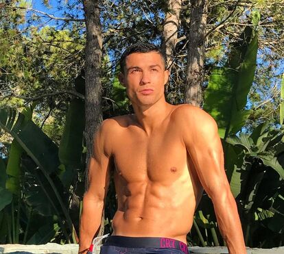 Homens pedem corpo de Cristiano Ronaldo como resultado das cirurgias plásticas