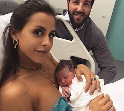 Sem pudor, Carolina Patrocínio mostra-se a dar de mamar e causa discussão