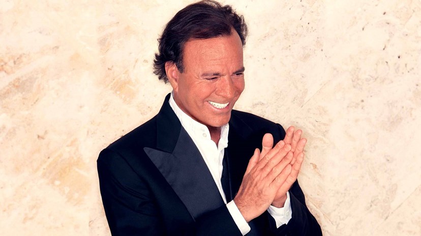 Estado De Sa De De Julio Iglesias Preocupante Cantor Surge Debilitado Sem Conseguir Andar