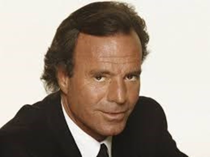 Estado De Sa De De Julio Iglesias Preocupante Cantor Surge Debilitado Sem Conseguir Andar