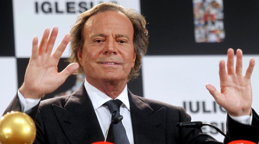 Estado De Sa De De Julio Iglesias Preocupante Cantor Surge Debilitado Sem Conseguir Andar