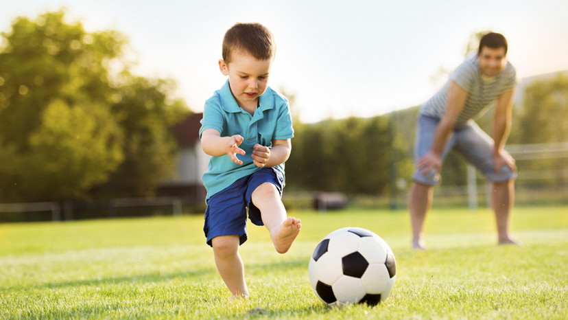 criança, pai, bola, jogar à bola